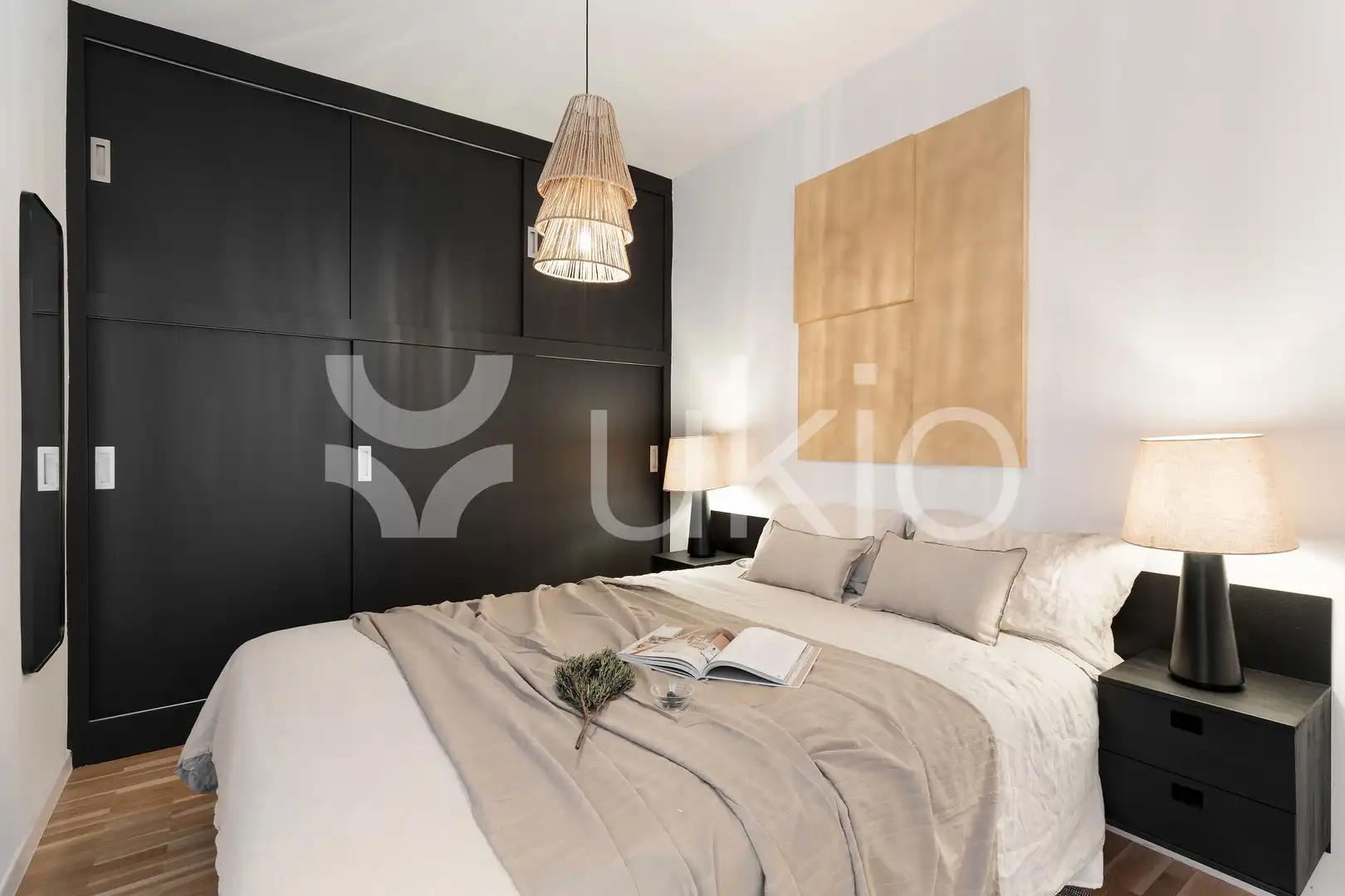Dormitori de Apartament de lloguer en Barcelona amb Aire condicionat, Terrassa i Moblat