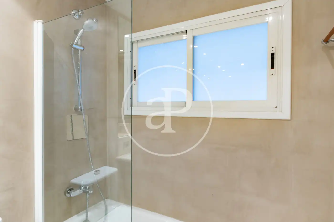 Bathroom of Flat for rent in Barcelona  with Air Conditioner, Heating and Terrace