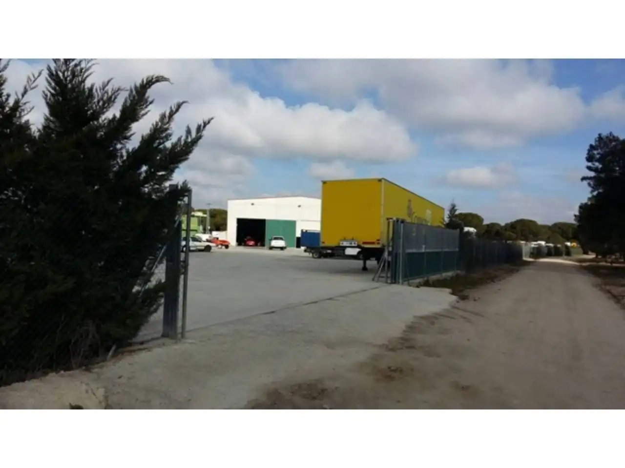 Vista exterior de Nave industrial en venta en Tiñosillos