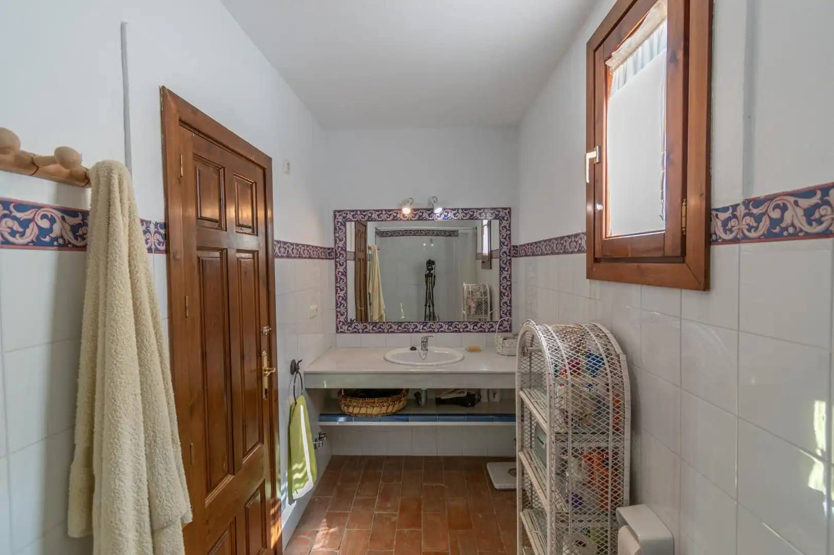 Bany de Casa o xalet en venda en Guadix amb Calefacció, Traster i Piscina