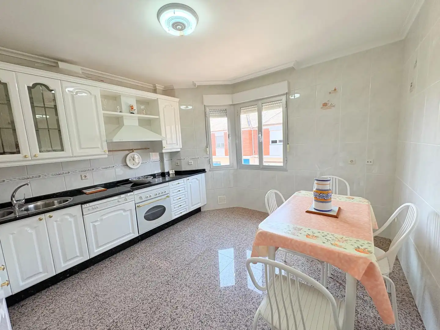 Cocina de Casa o chalet en venta en Ponferrada con Calefacción, Terraza y Amueblado