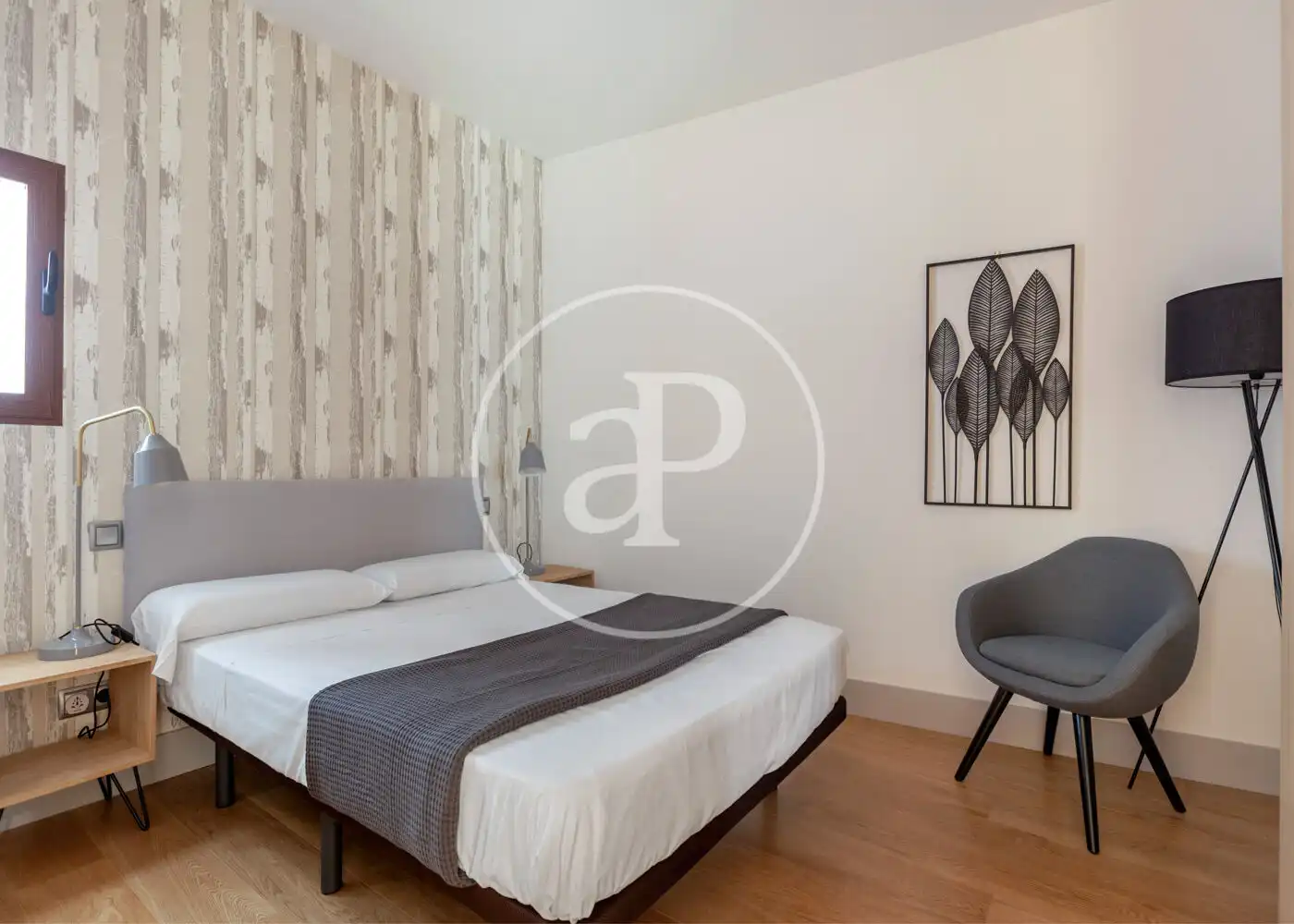 Flat for rent in Calle de Sta. María, Cortes - Huertas