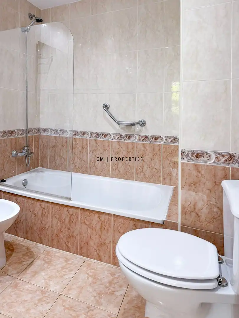 Bathroom of Flat for sale in Chiva  with Air Conditioner, Heating and Terrace