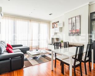 Sala d'estar de Apartament de lloguer en  Madrid Capital amb Aire condicionat, Calefacció i Moblat