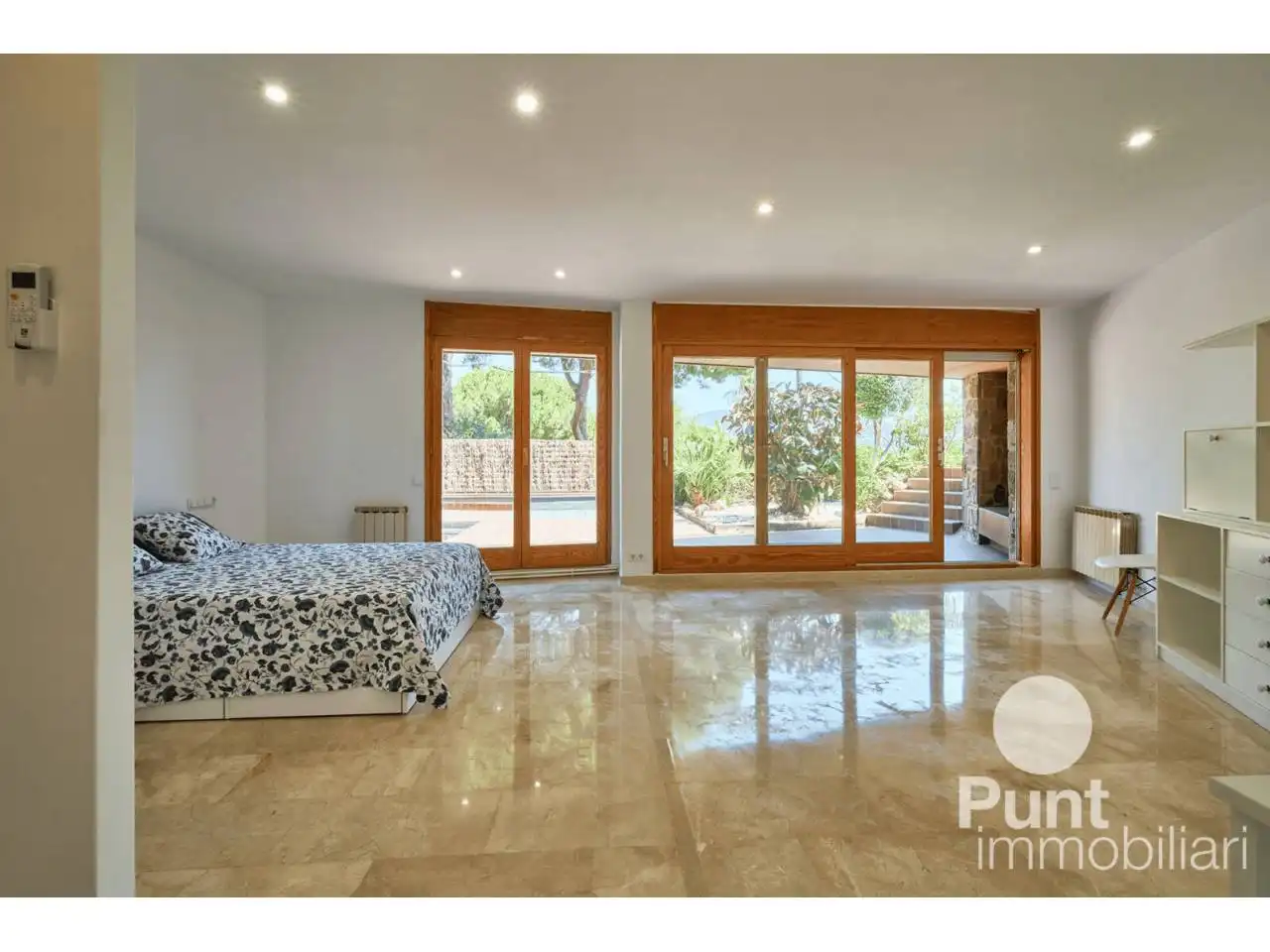 Vista exterior de Casa o xalet en venda en Premià de Dalt amb Aire condicionat, Calefacció i Jardí privat