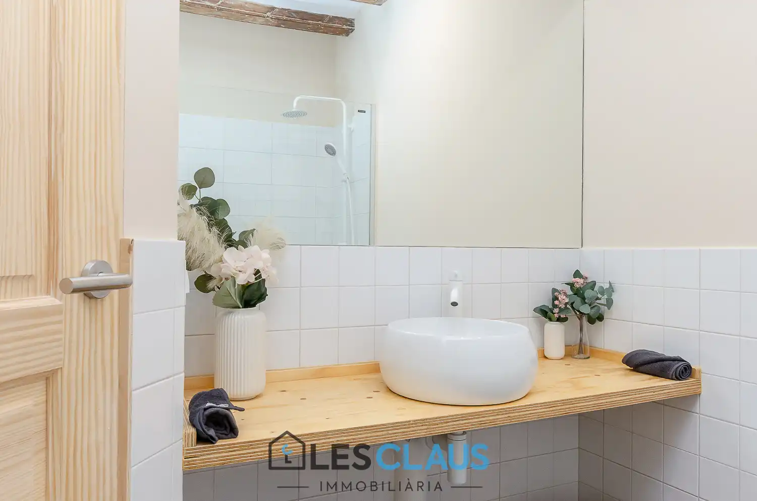 Badezimmer von Wohnung zum Verkauf in Barcelona mit Parkett, Ofen und Mikrowelle