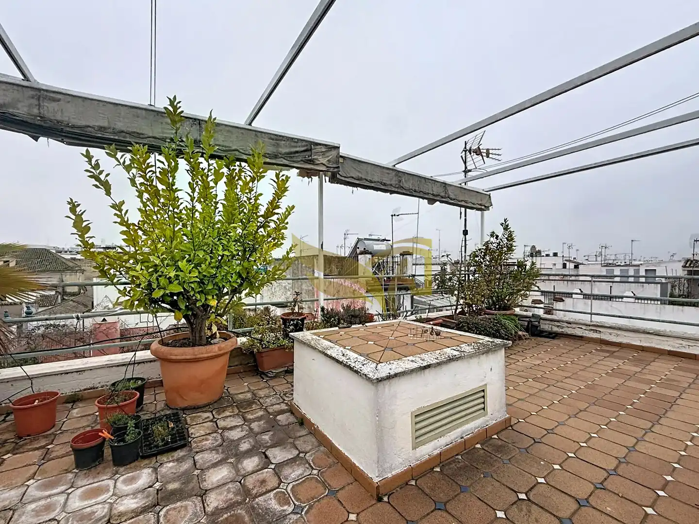 Terrasse von Einfamilien-Reihenhaus zum Verkauf in Sevilla mit Klimaanlage, Heizung und Privatgarten