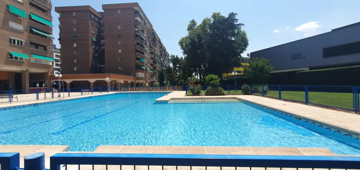 Piscina de Pis en venda en Madrid amb Aire condicionat, Calefacció i Terrassa