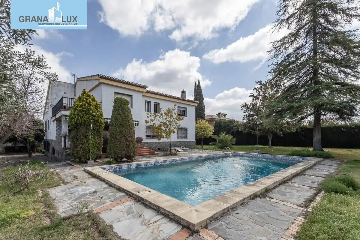 Casa amb piscina en venda a Calle Geranio