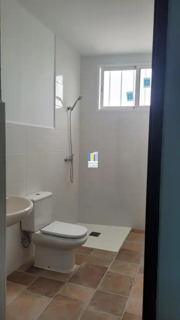 Bany de Local de lloguer en Monfarracinos