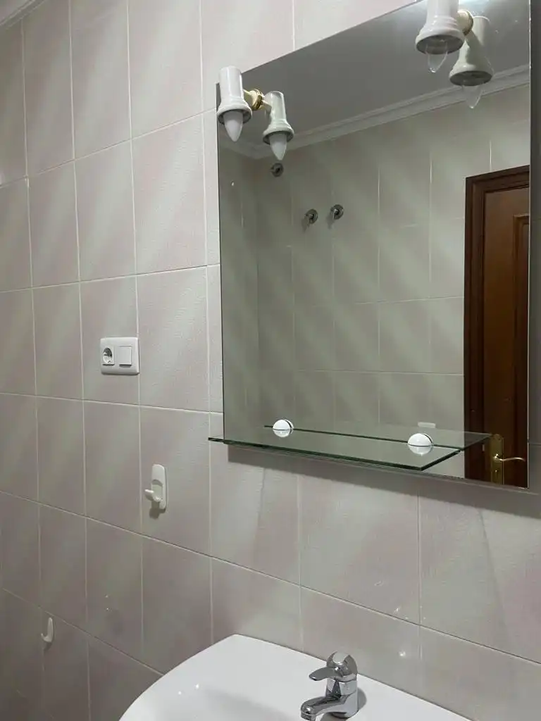 Baño de Piso de alquiler en Pontevedra Capital  con Calefacción, Trastero y Horno