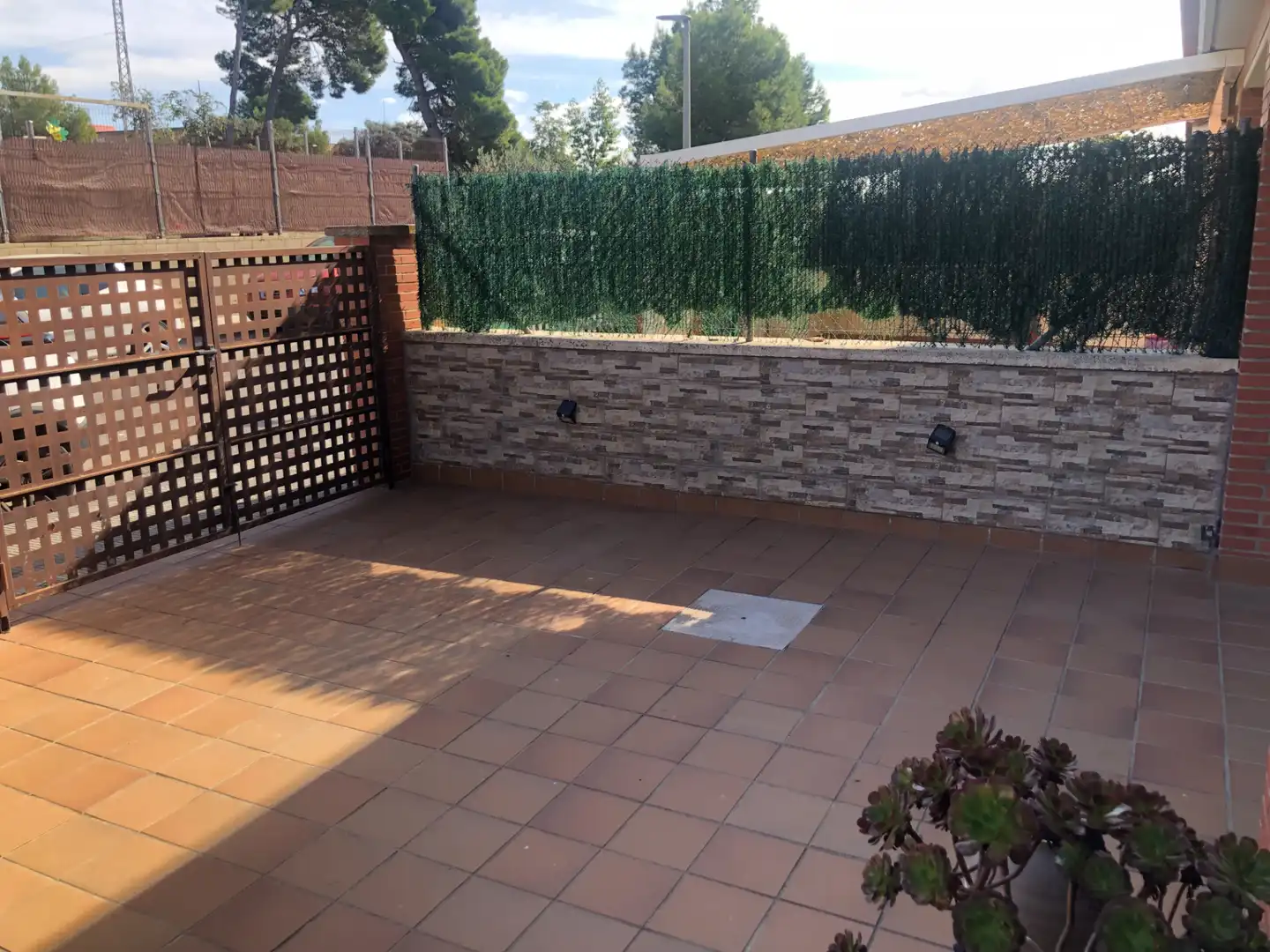 Terrasse von Einfamilien-Reihenhaus zum Verkauf in Banyeres del Penedès mit Klimaanlage, Heizung und Privatgarten