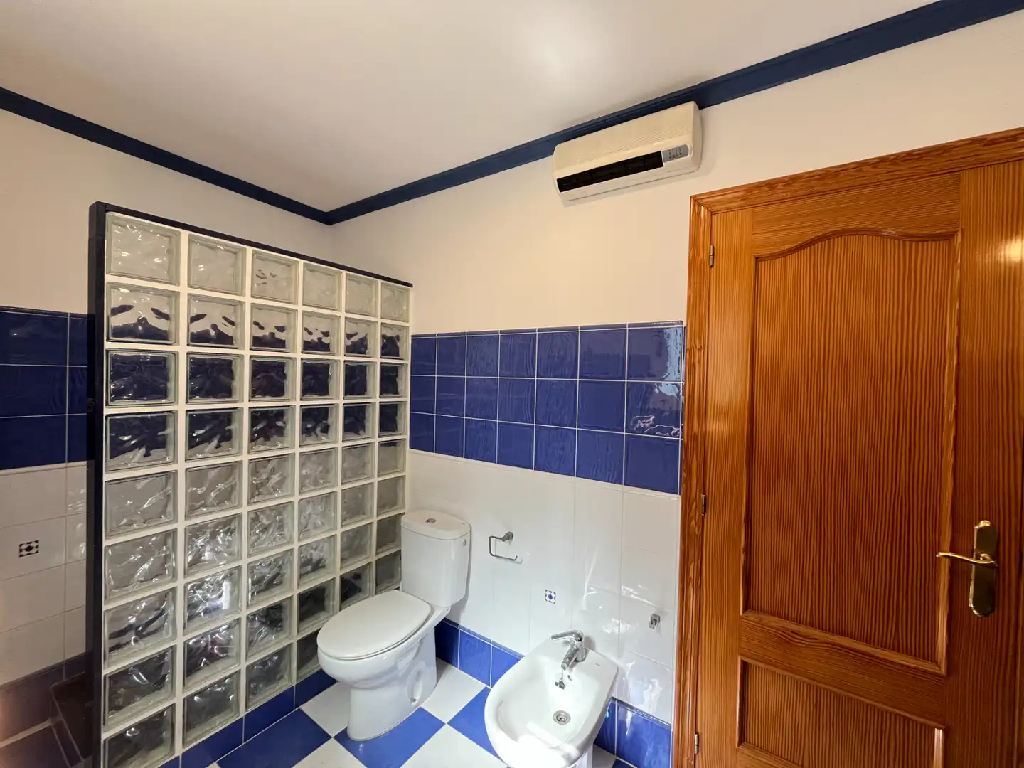 Bany de Casa o xalet en venda en Sagunto / Sagunt amb Aire condicionat, Calefacció i Jardí privat