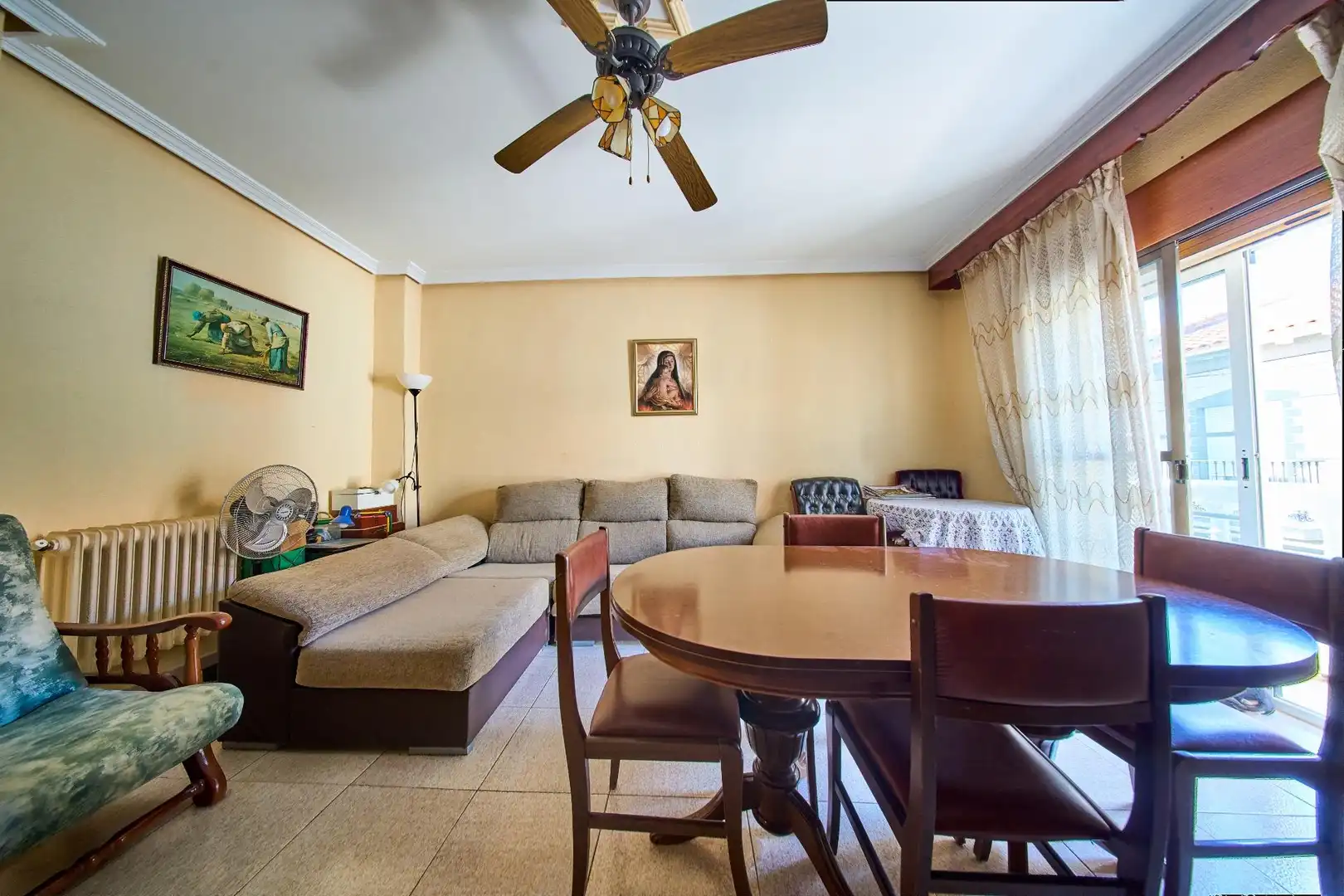 Sala de estar de Casa adosada en venta en Baza con Calefacción, Terraza y Trastero