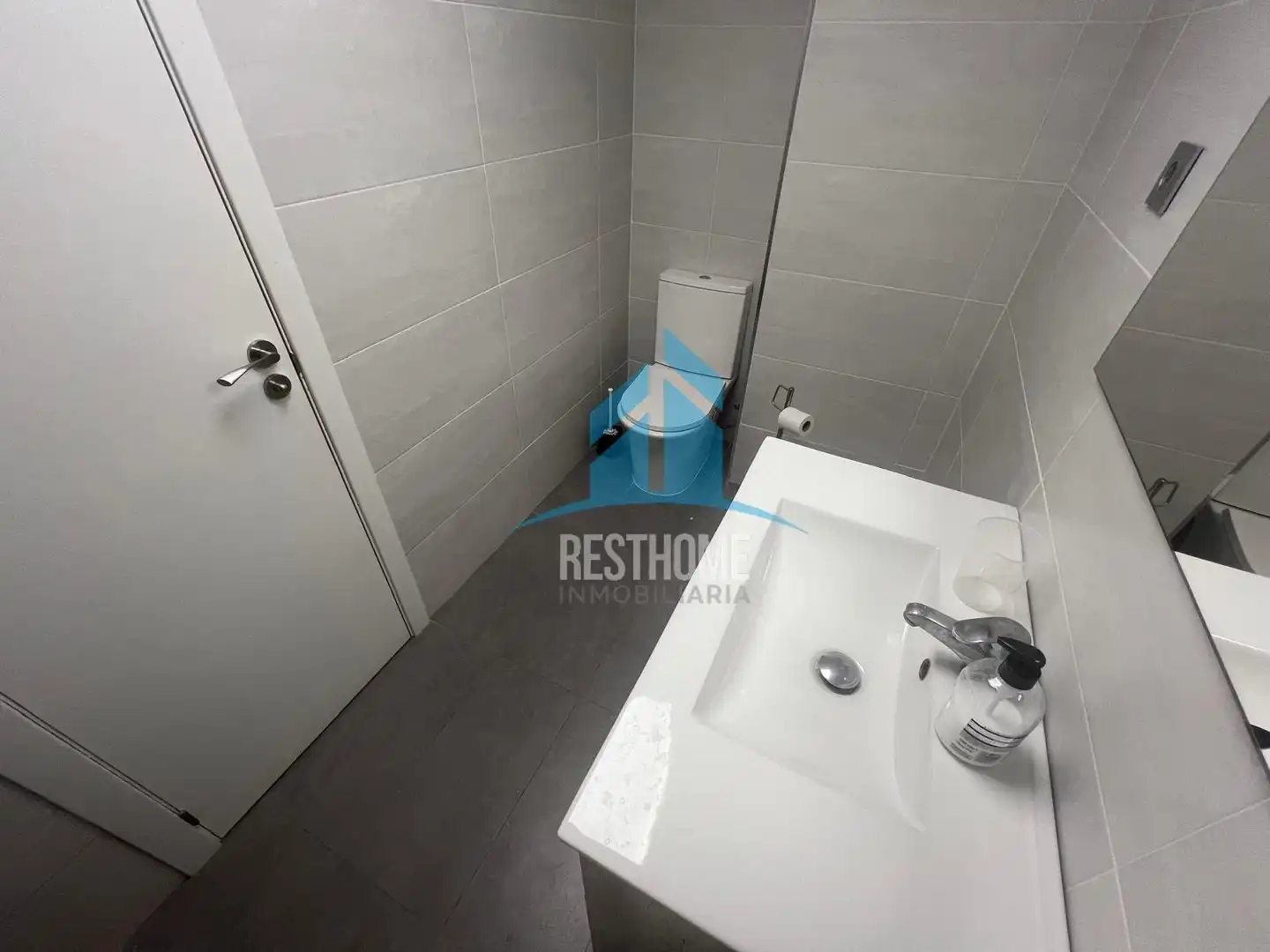 Baño de Apartamento en venta en Miramar con Aire acondicionado, Terraza y Amueblado