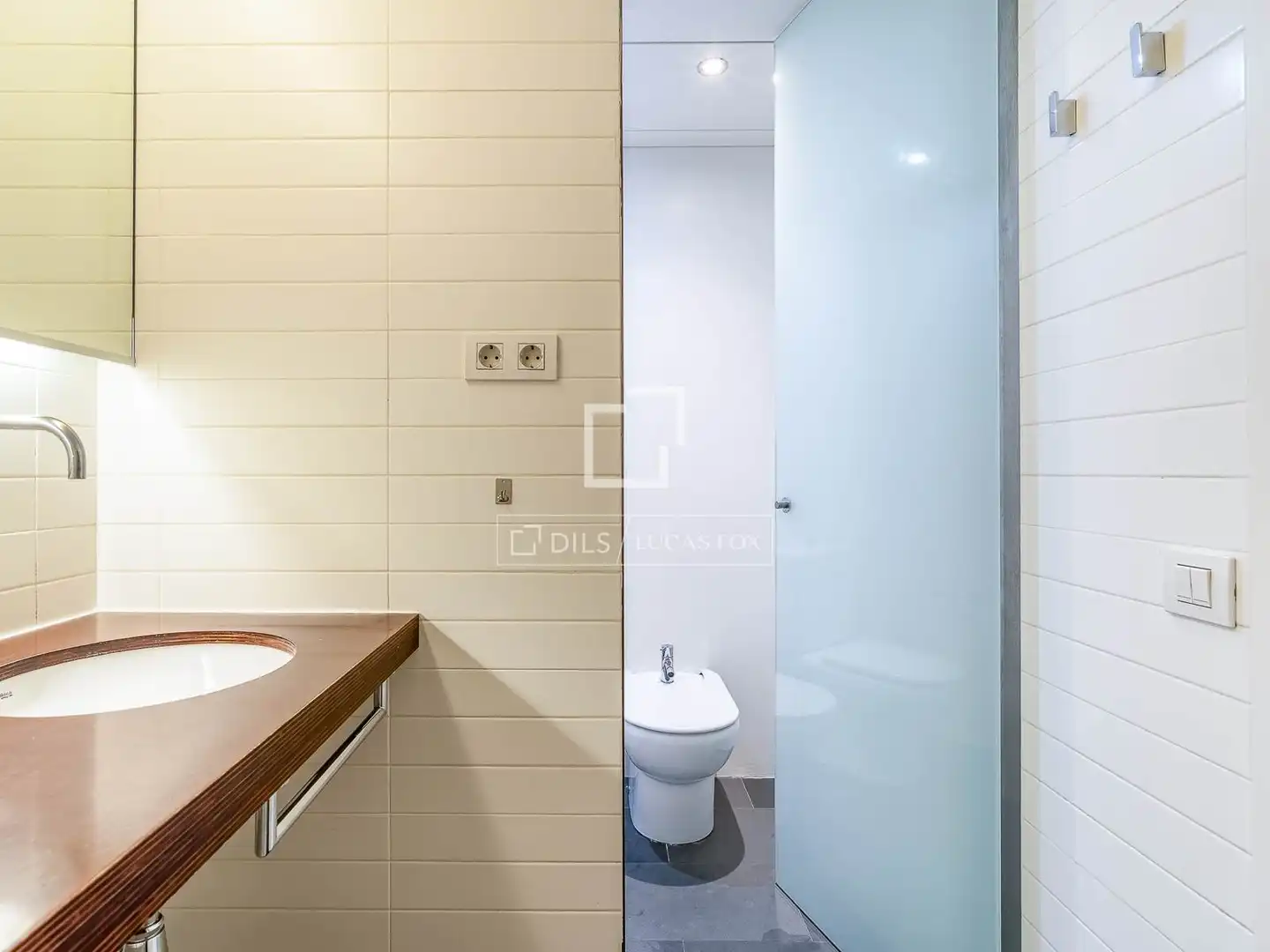 Bathroom of Attic for sale in Barcelona  with Air Conditioner, Parquet flooring and Terrace