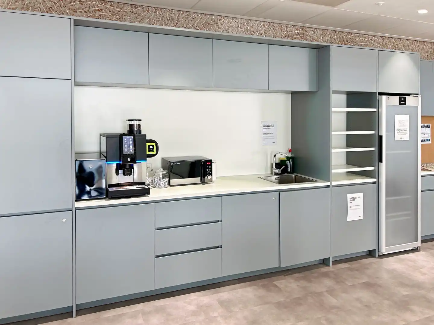 Cocina de Oficina de alquiler en Madrid con Aire acondicionado, Calefacción y Amueblado