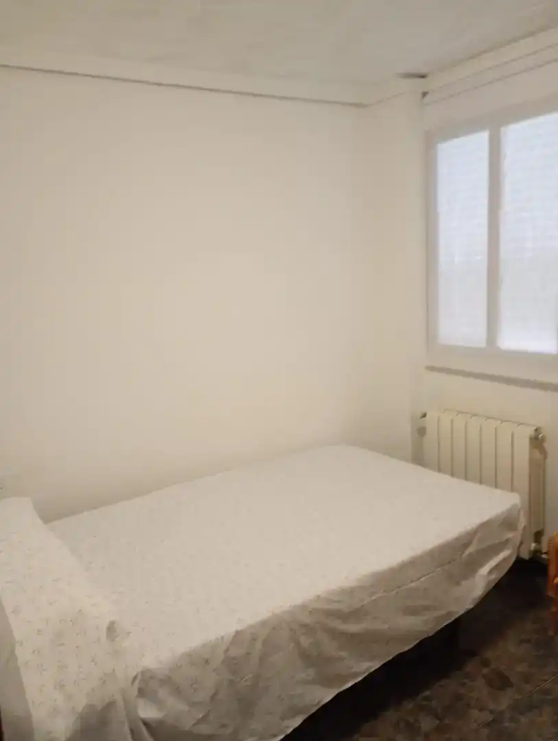 Bedroom of Flat for share in Chiva  with Air Conditioner, Storage room and Furnished