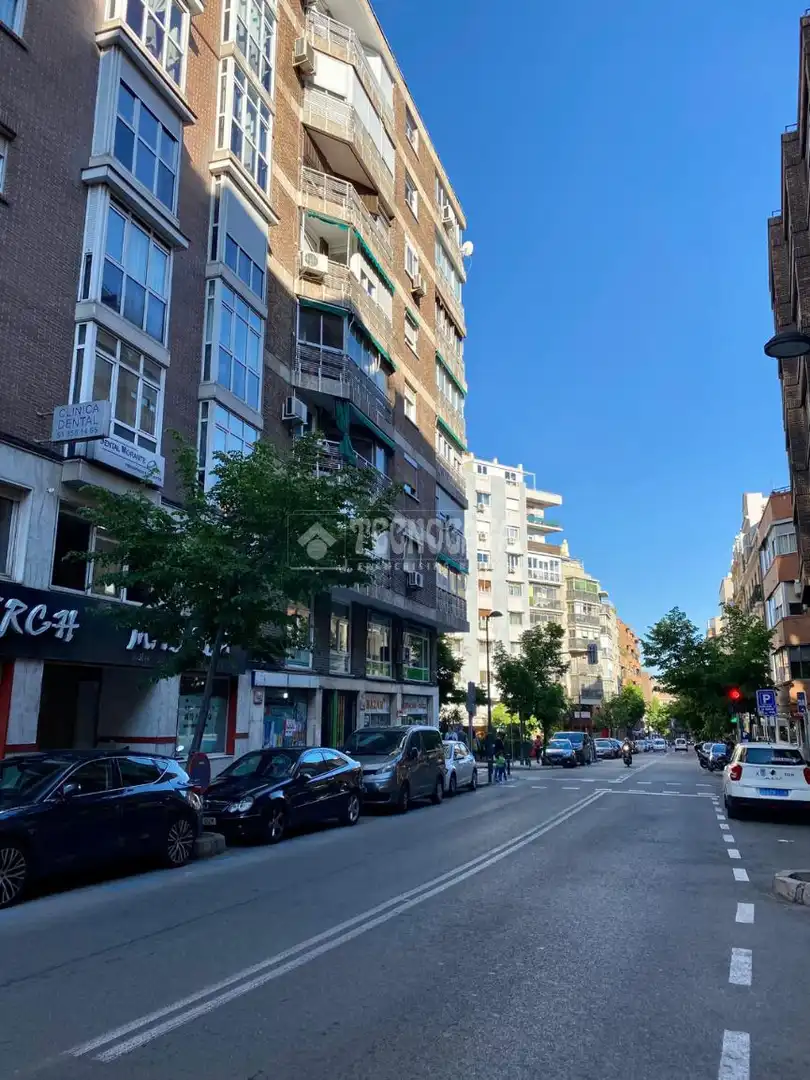 Vista exterior de Piso en venta en Madrid con Calefacción y Parquet