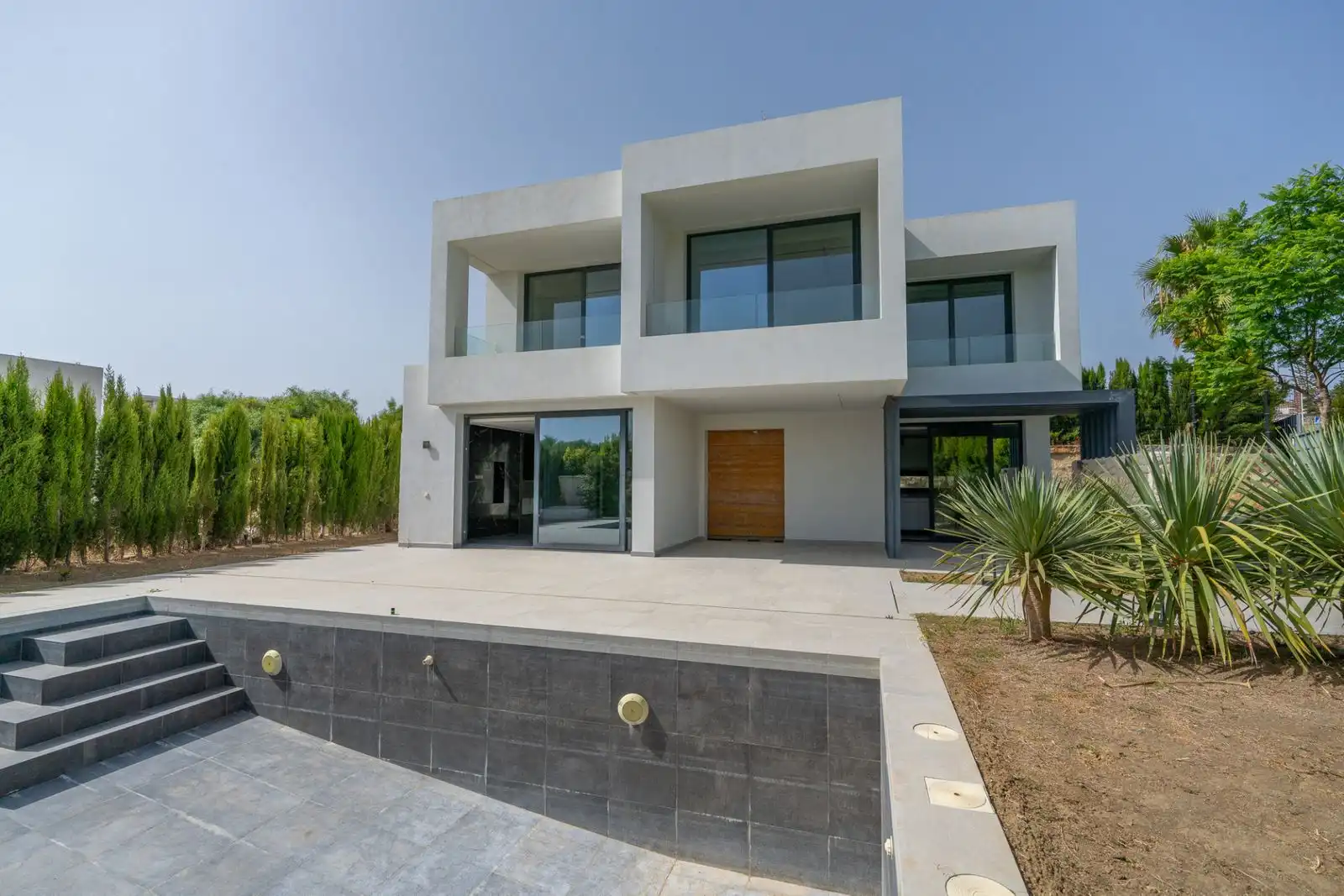 Vista exterior de Casa o xalet en venda en Estepona amb Jardí privat, Traster i Piscina