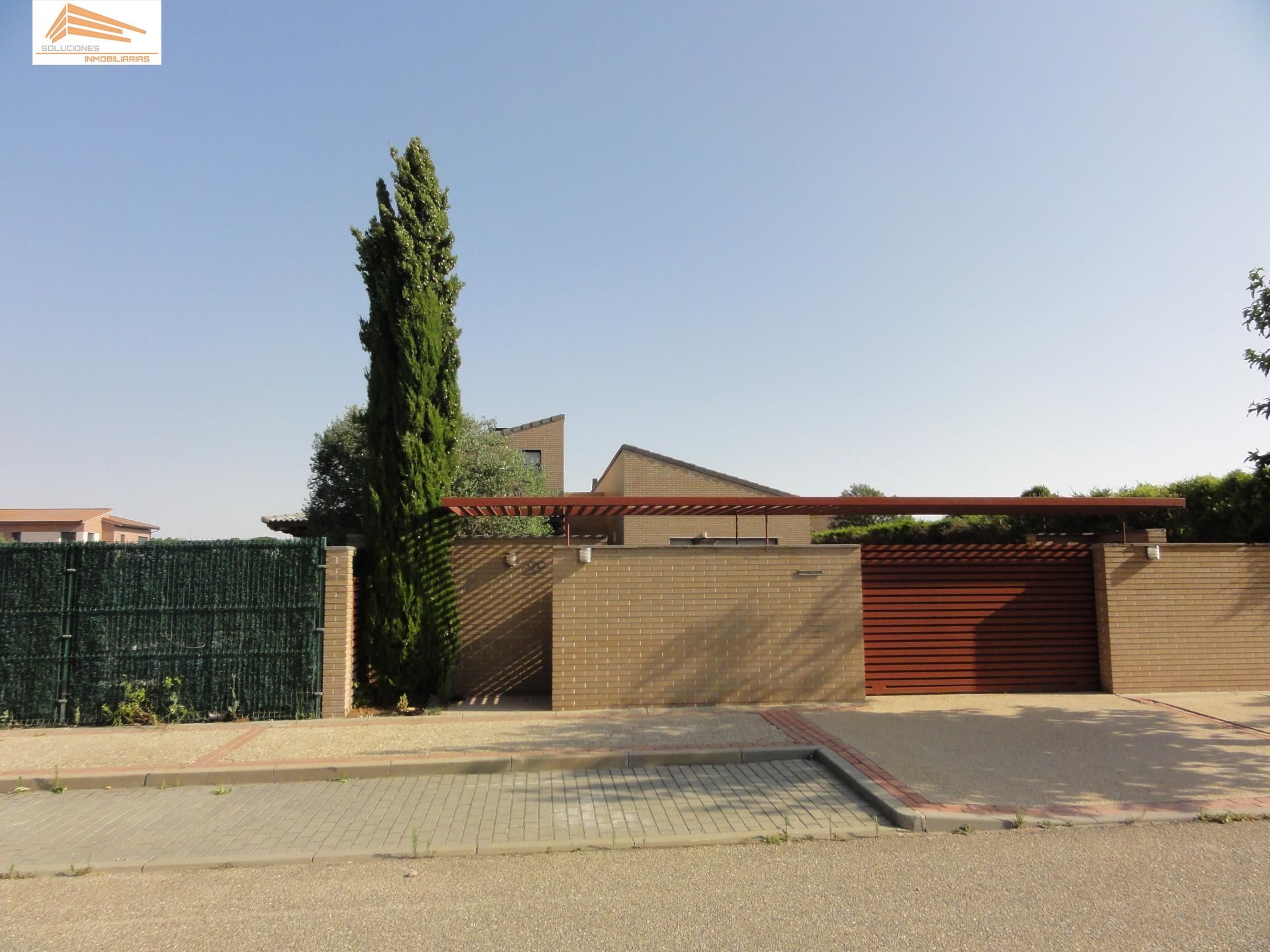 Vista exterior de Casa o xalet en venda en Laguna de Duero amb Calefacció, Jardí privat i Terrassa