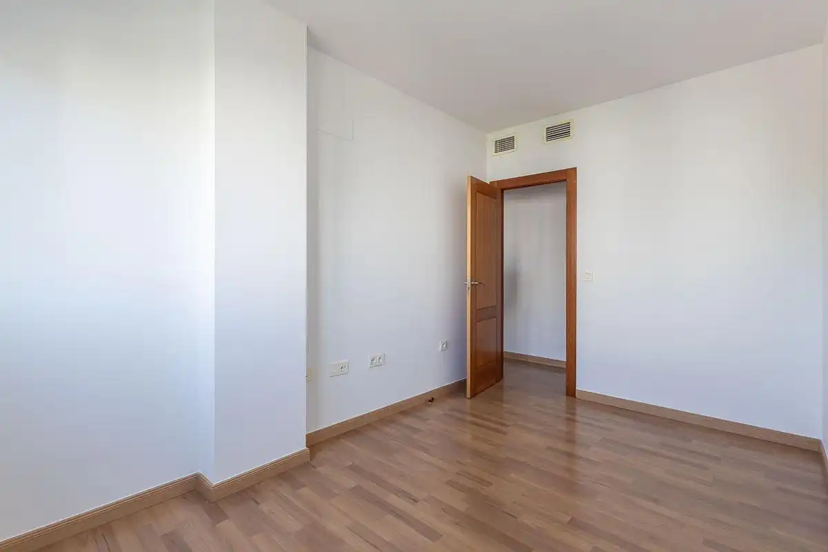 Piso de alquiler en Granada con Calefacción, Terraza y Trastero