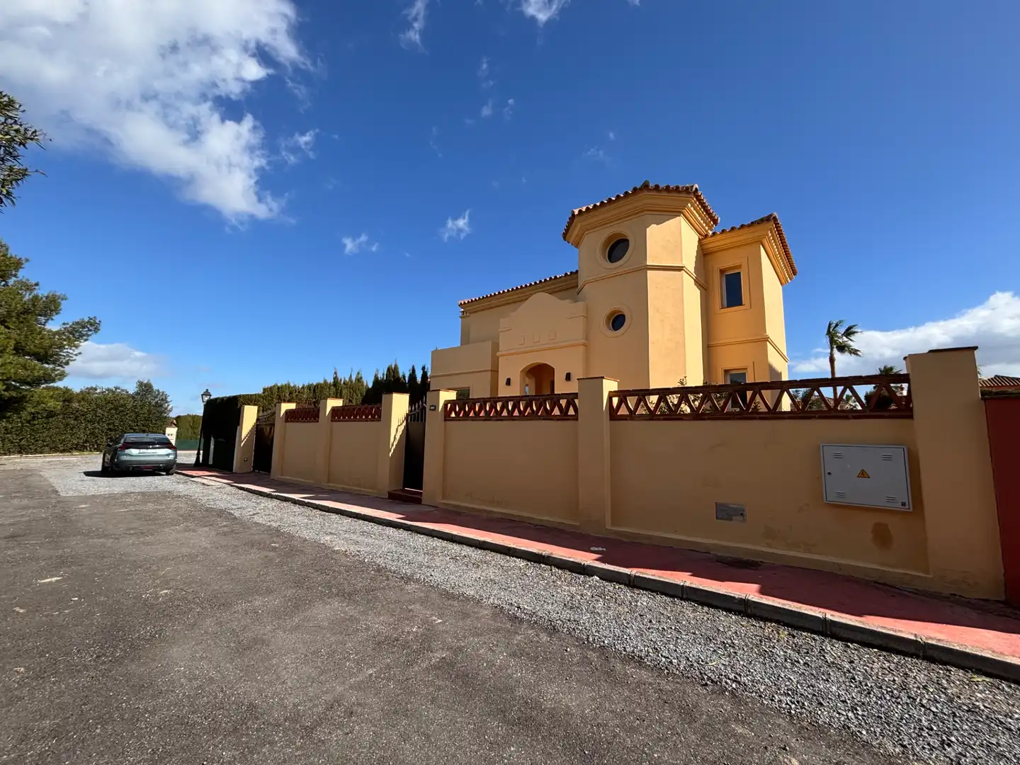 Außenansicht von Haus oder Chalet zum Verkauf in Coín mit Privatgarten, Terrasse und Abstellraum