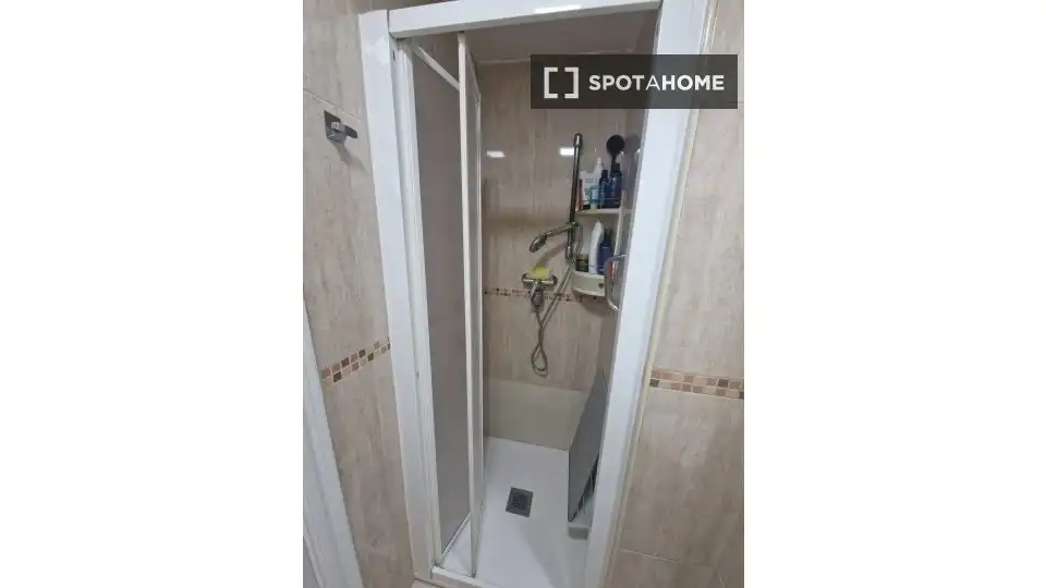 Bathroom of Flat for share in Barcelona  with Air Conditioner, Heating and Furnished