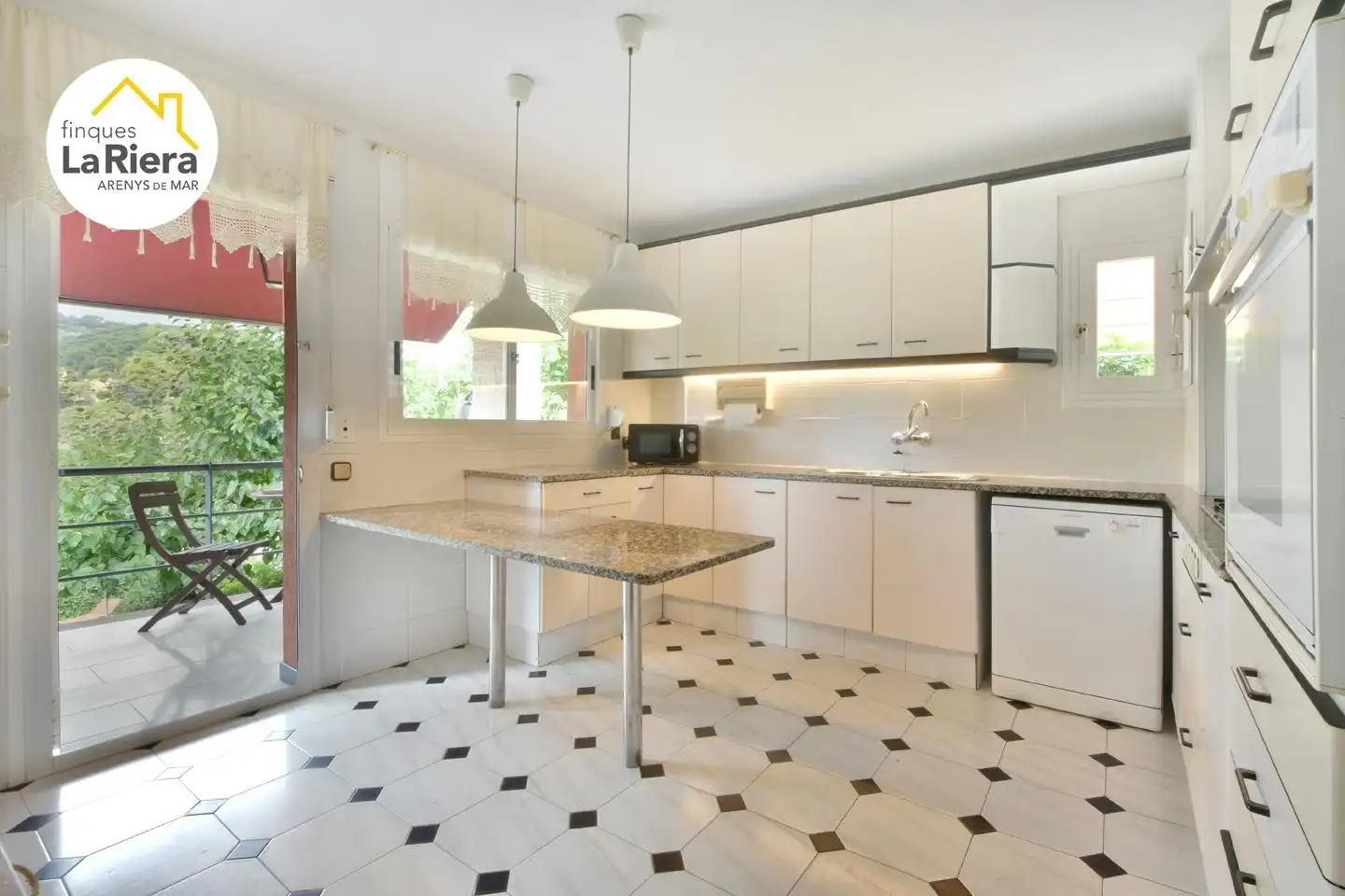 Küche von Haus oder Chalet zum Verkauf in Arenys de Munt mit Klimaanlage, Heizung und Privatgarten