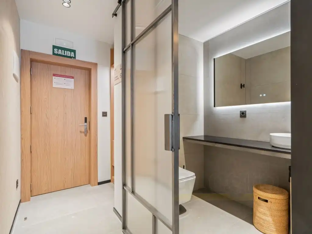 Bathroom of Commercial properties for sale in Puente de Vallecas