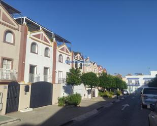 Vista exterior de Casa adosada en venda en Tomares amb Aire condicionat i Balcó