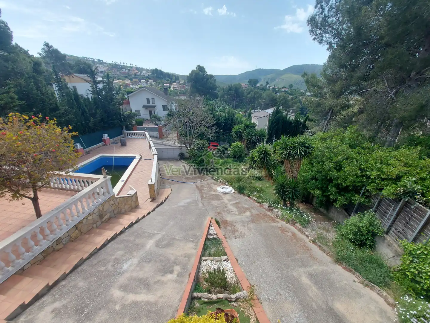 Vista exterior de Casa o xalet en venda en Vallirana amb Calefacció, Jardí privat i Terrassa