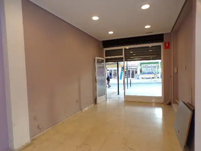 Locale commerciale in vendita a Levante Alto
