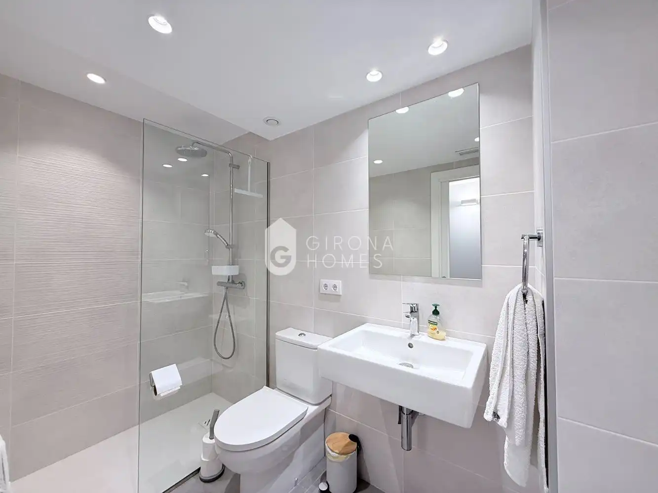 Bathroom of Apartments for rent in Girona  with Air Conditioner, Terrace and Furnished