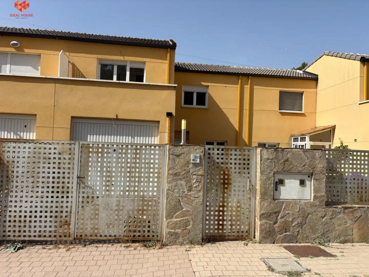 Vista exterior de Casa adosada en venda en El Espinar amb Calefacció, Jardí privat i Terrassa