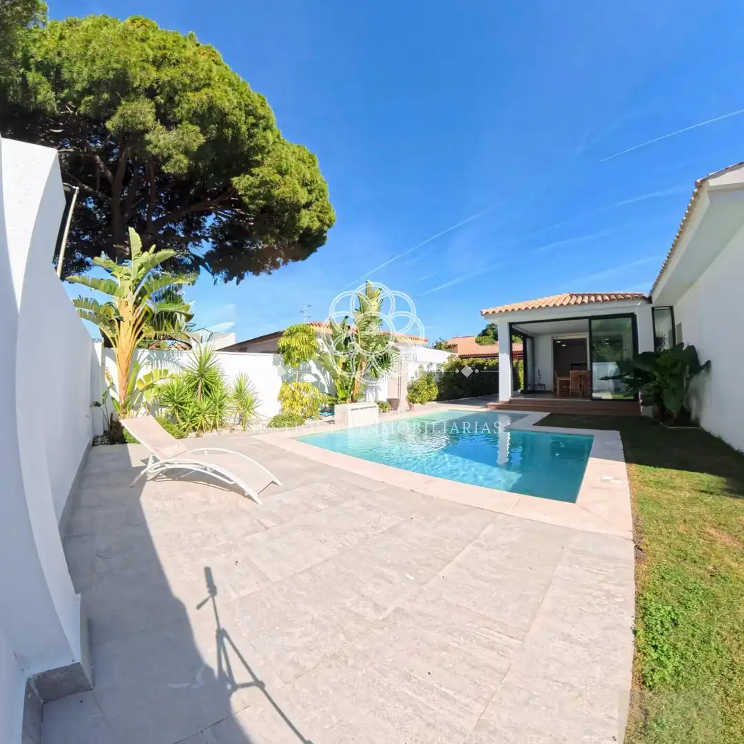 Vista exterior de Casa o xalet en venda en El Puerto de Santa María amb Calefacció i Piscina