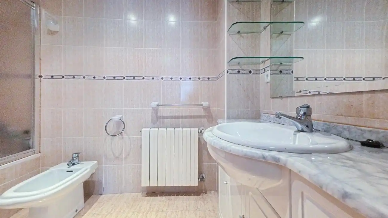 Badezimmer von Wohnung zum Verkauf in L'Alfàs del Pi mit Heizung, Privatgarten und Terrasse