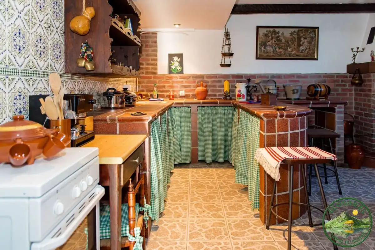 Cuina de Casa o xalet en venda en Torre del Bierzo amb Aire condicionat, Calefacció i Jardí privat