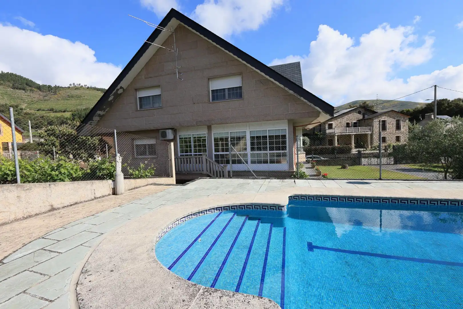 Schwimmbecken von Haus oder Chalet zum Verkauf in O Barco de Valdeorras   mit Heizung, Terrasse und Schwimmbad