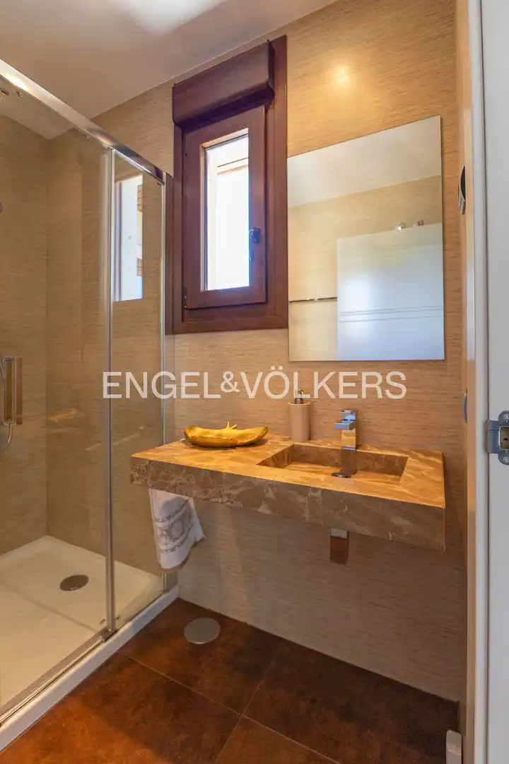 Badezimmer von Einfamilien-Reihenhaus zum Verkauf in Majadahonda mit Klimaanlage, Heizung und Privatgarten