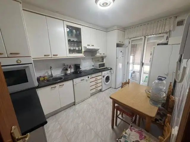 Cuina de Dúplex en venda en León Capital  amb Calefacció i Parquet