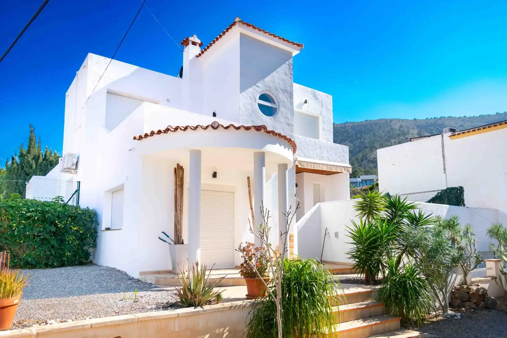Vista exterior de Casa o xalet en venda en L'Alfàs del Pi amb Aire condicionat, Calefacció i Jardí privat