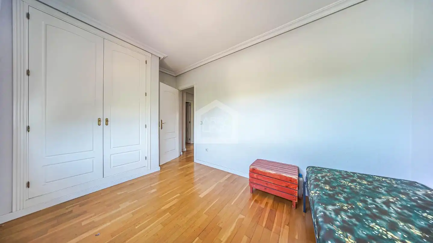 Habitación de Casa adosada en venta en Villaviciosa de Odón con Calefacción, Jardín privado y Parquet