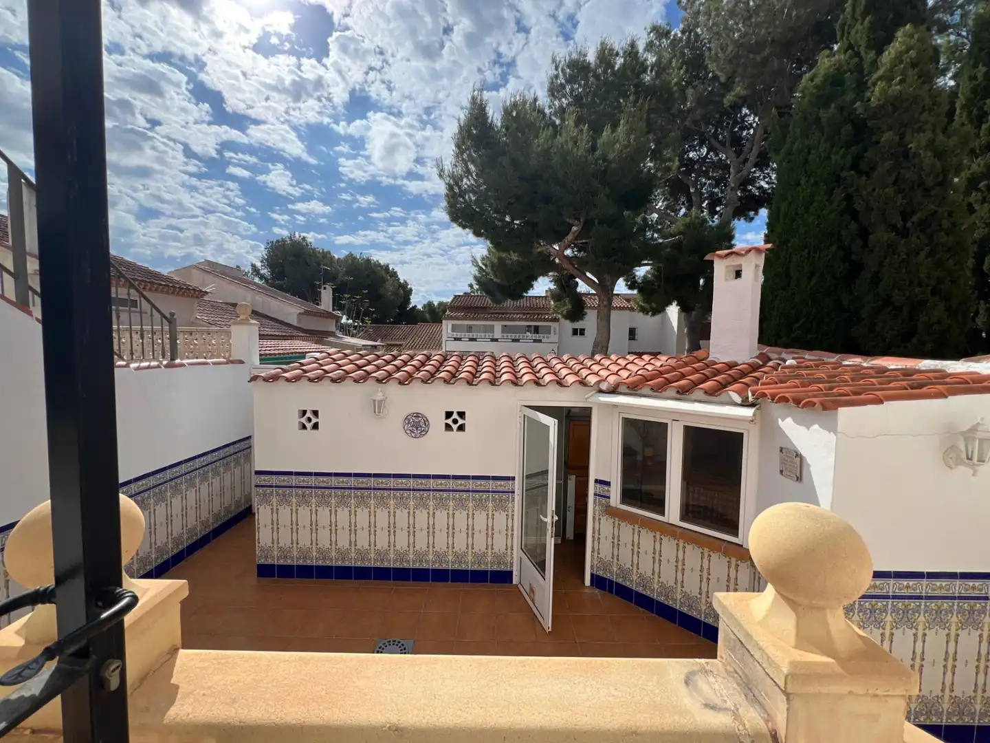 Vista exterior de Casa adosada en venta en La Nucia con Aire acondicionado, Jardín privado y Trastero