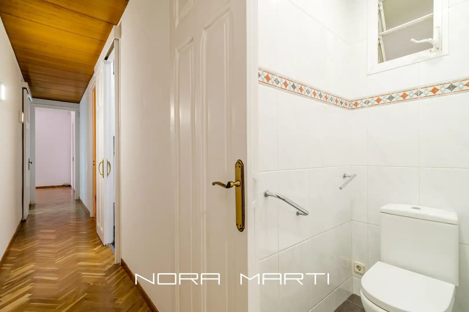 Wohnung zum Verkauf in Barcelona mit Klimaanlage, Parkett und Terrasse