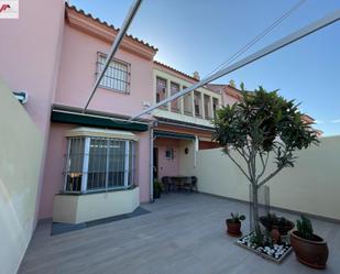 Vista exterior de Casa adosada de lloguer en El Puerto de Santa María amb Jardí privat, Terrassa i Balcó