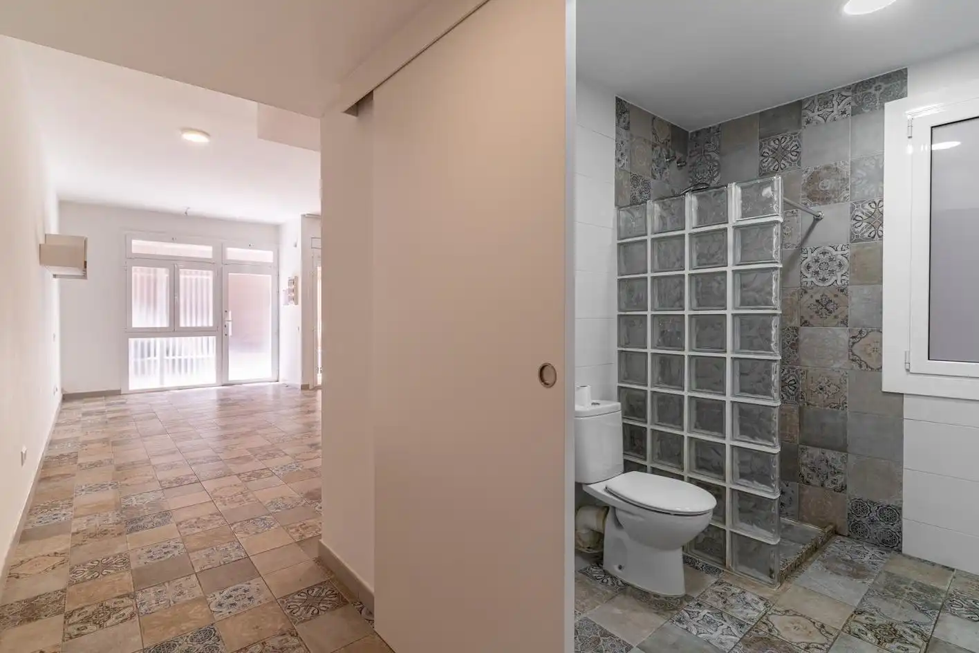 Bathroom of Flat for sale in Barcelona