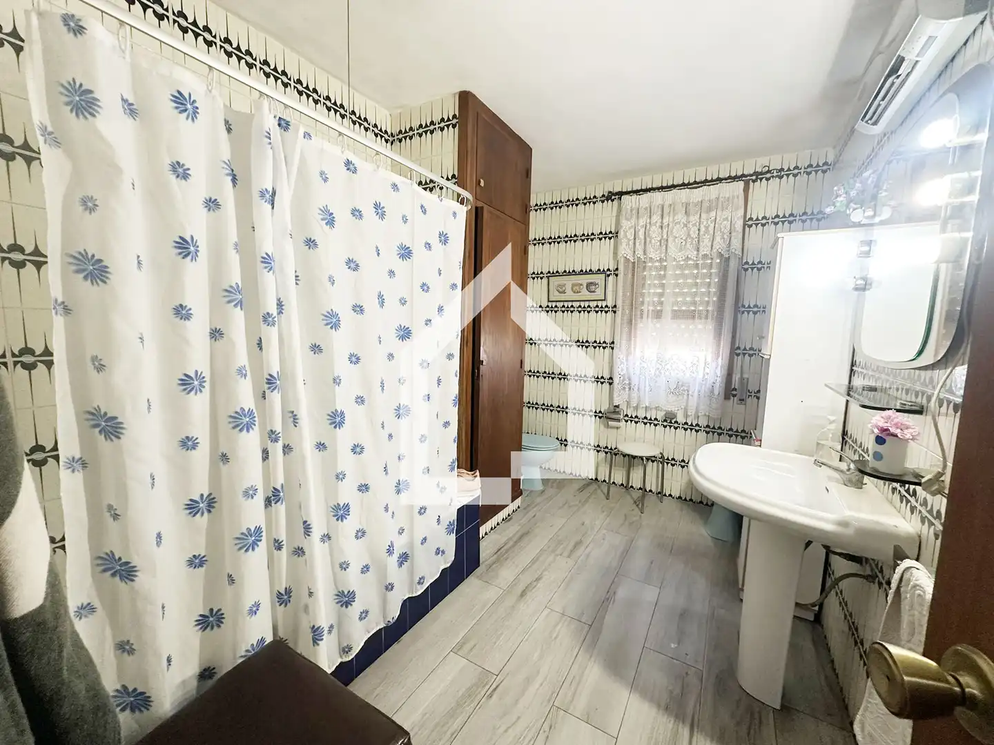 Bany de Casa o xalet en venda en San Vicente del Raspeig / Sant Vicent del Raspeig amb Jardí privat, Terrassa i Piscina