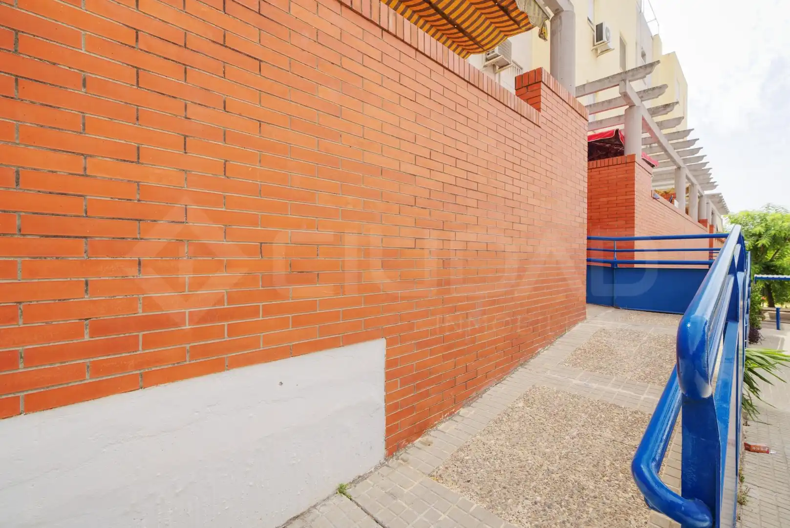 Vista exterior de Pis en venda en San Juan de Aznalfarache amb Aire condicionat i Piscina comunitària