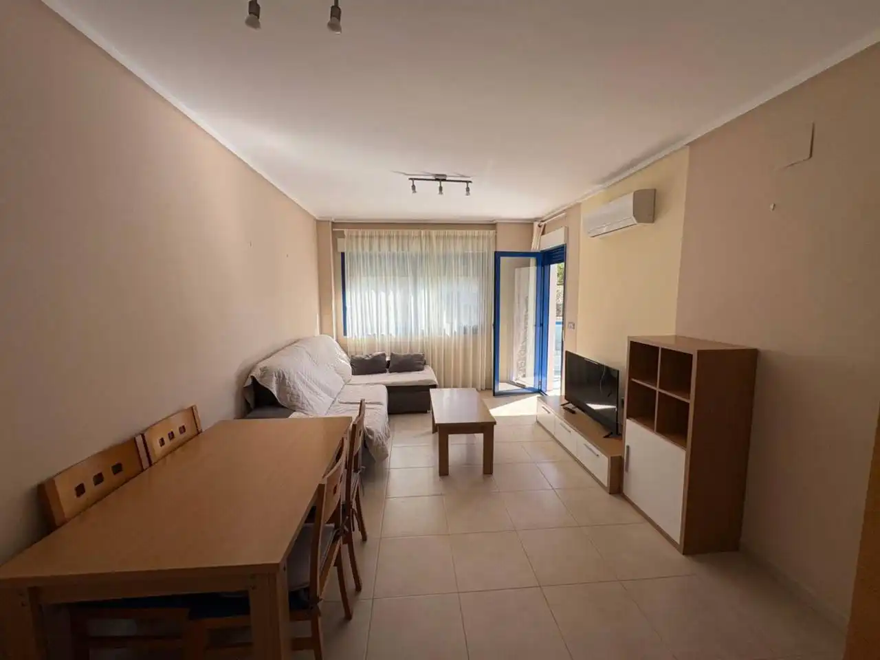 Sala de estar de Piso en venta en Alicante / Alacant con Terraza y Piscina comunitaria